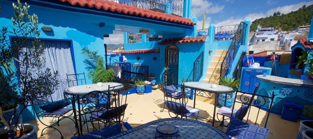 Un magnifique riad à Chefchaouen avec une terrasse bleue traditionnelle.