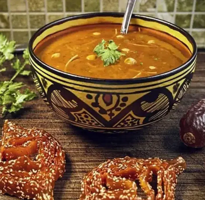 Soupe harira traditionnelle marocaine servie chaud dans les stands medina Fes