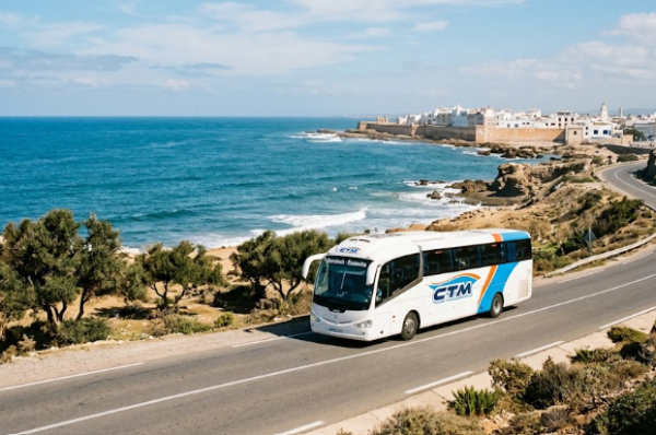 Un autocar sur la route côtière marocaine menant vers la ville fortifiée avec le mot-clé CTM Marrakech Essaouira.