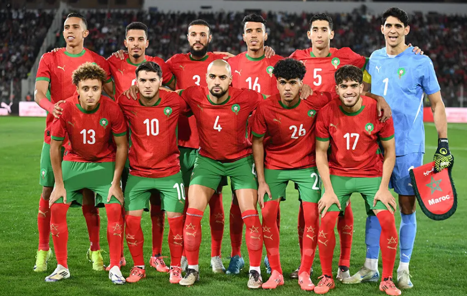 Les joueurs de l'équipe nationale de football du Maroc réunis sur le terrain avant la coupe du monde 2026.