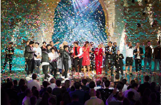 Les humoristes et artistes du Marrakech du Rire 2026 saluent le public sous une pluie de confettis sur la scène du Palais El Badi.
