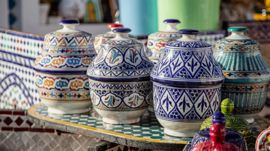 Céramique vs zellige montrant des poteries marocaines peintes sur une table en zellige