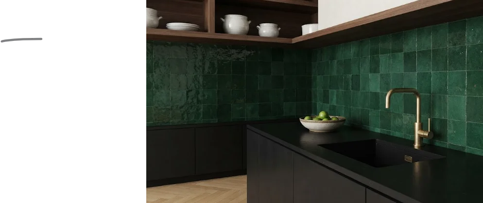 Une cuisine moderne élégante dotée d'une crédence vert émeraude en cuisine avec carrelage Zellige, meubles noirs et robinetterie en laiton.