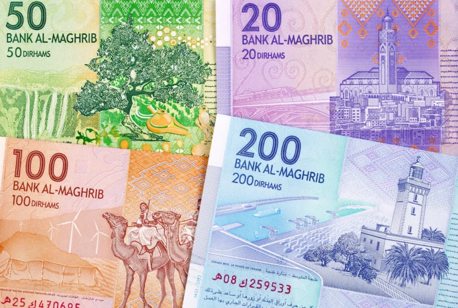 Billets de banque en dirhams, la monnaie au Maroc, étalés sur une table.