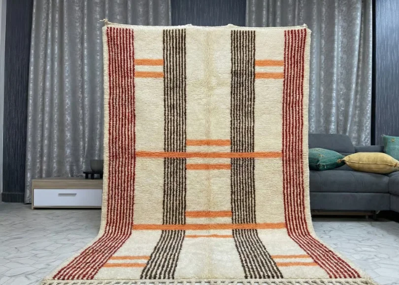 Gros plan sur la texture en laine naturelle moelleuse et les nœuds géométriques d'un authentique tapis Beni Ouarain.