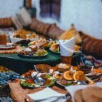 Thé à la menthe marocain traditionnel servi avec une théière et des verres