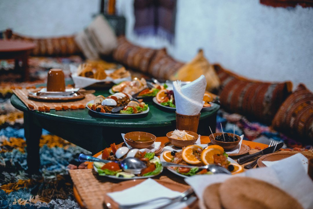 Thé à la menthe marocain traditionnel servi avec une théière et des verres