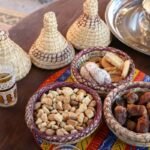 Thé marocain et douceurs sur une table traditionnelle