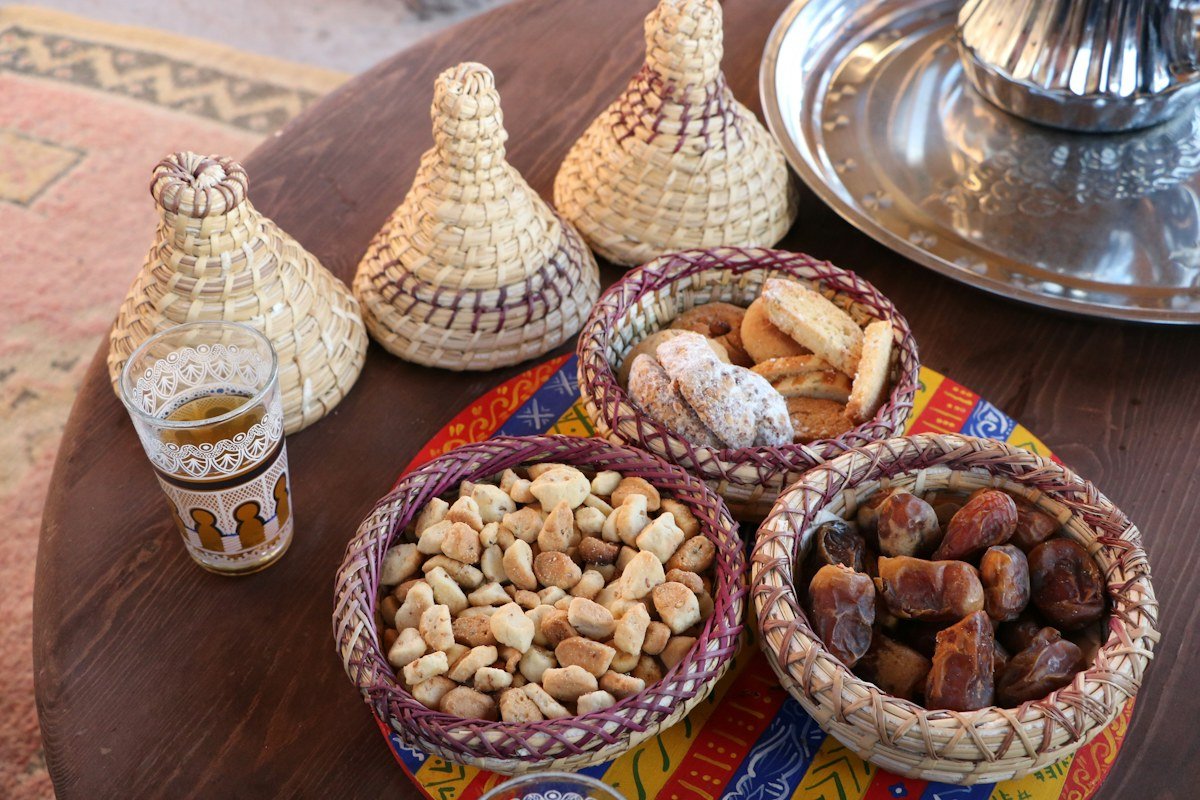 Thé marocain et douceurs sur une table traditionnelle
