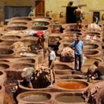 Bassins de tannerie et travail traditionnel du cuir au Maroc