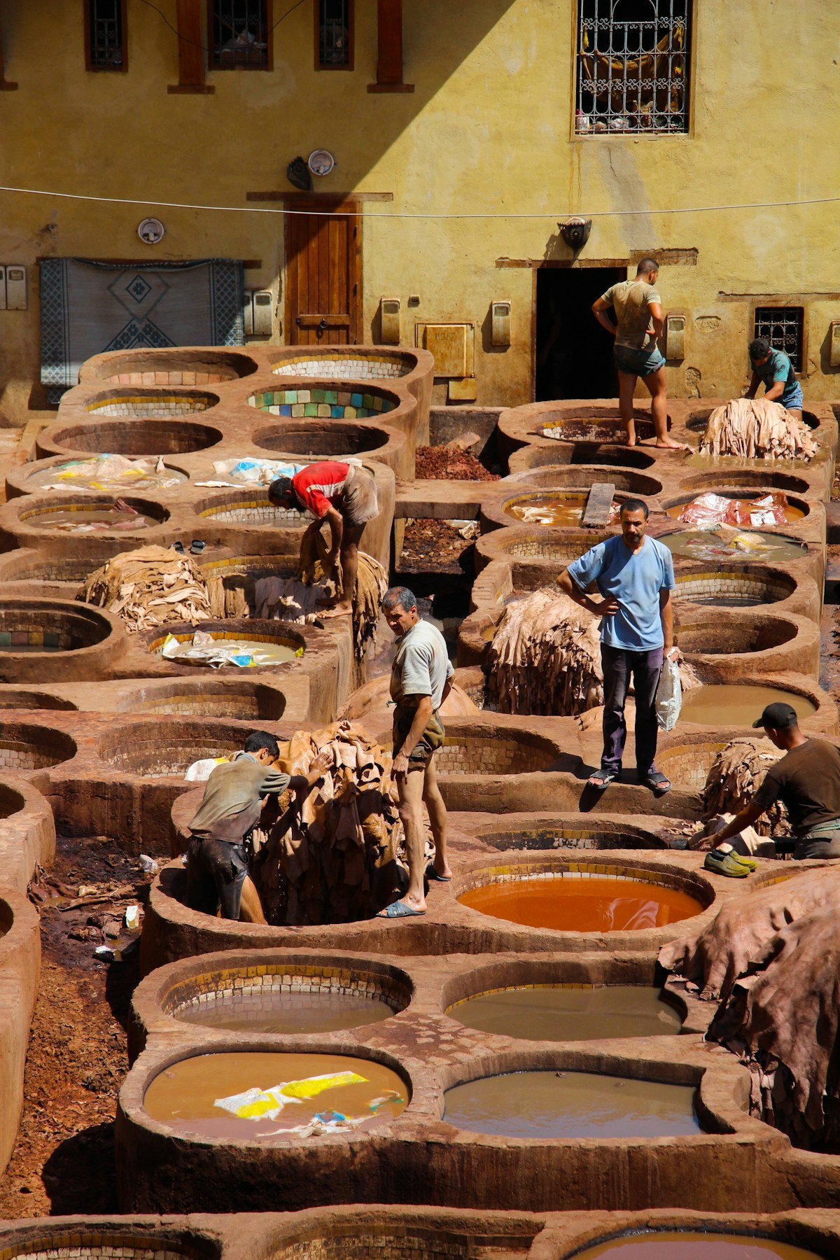 Bassins de tannerie et travail traditionnel du cuir au Maroc